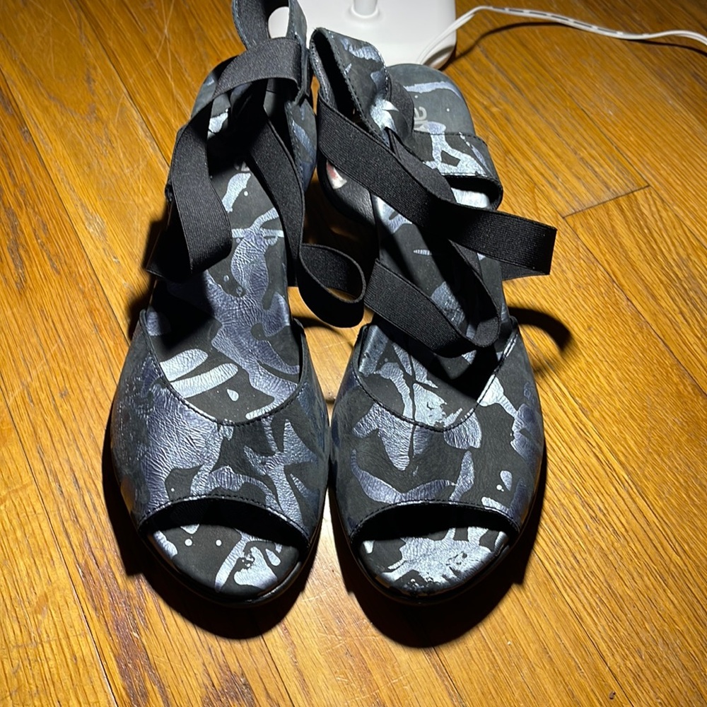 Arche  LN Black and Silver Elastic Cross Strap Sandals Sz 7